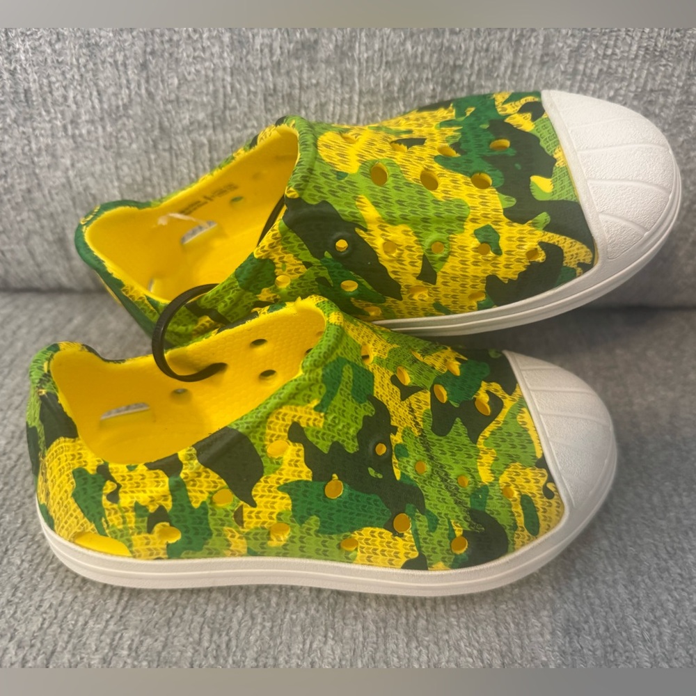 NWOT Rare Crocs 203144 Bump It Camo Green & Yellow Camouflage Slip On Shoes